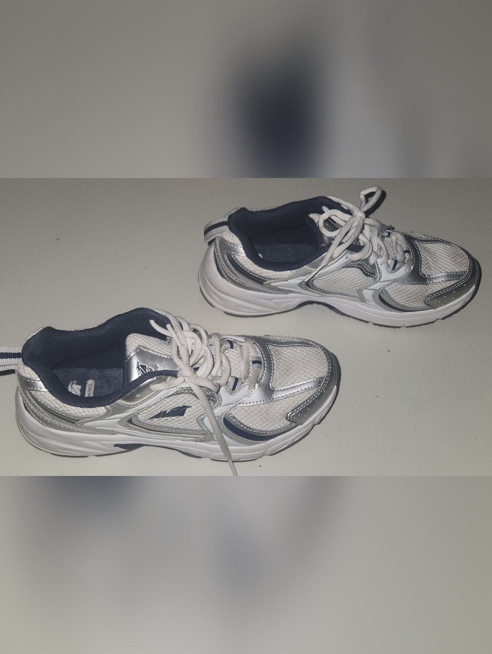 White & Silver Avia 5000 Athletic Sneakers - Size 8 - Picture 4 of 10
